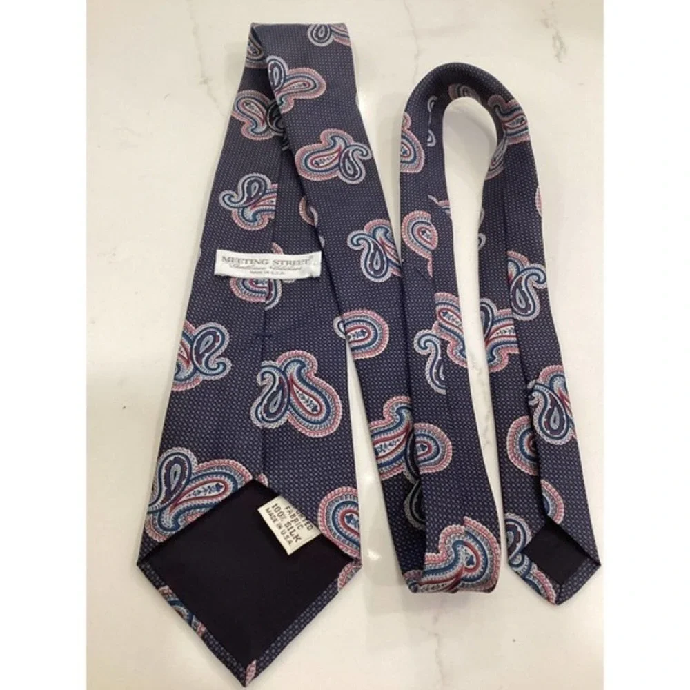 Meeting Street Gentlemen Clothiers Designer 100% Silk Gray Paisley Men’s TIE‎